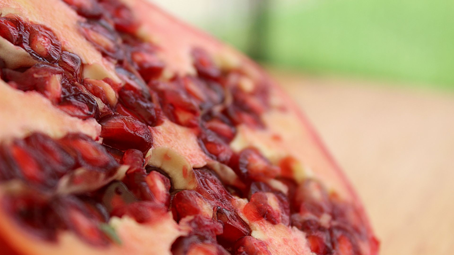 Wallpaper Pomegranate fruit slice, close up 