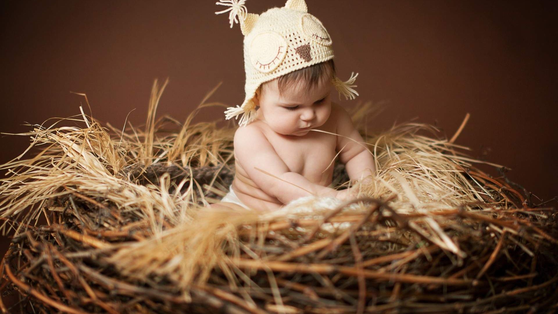 Wallpaper Baby in hay photography