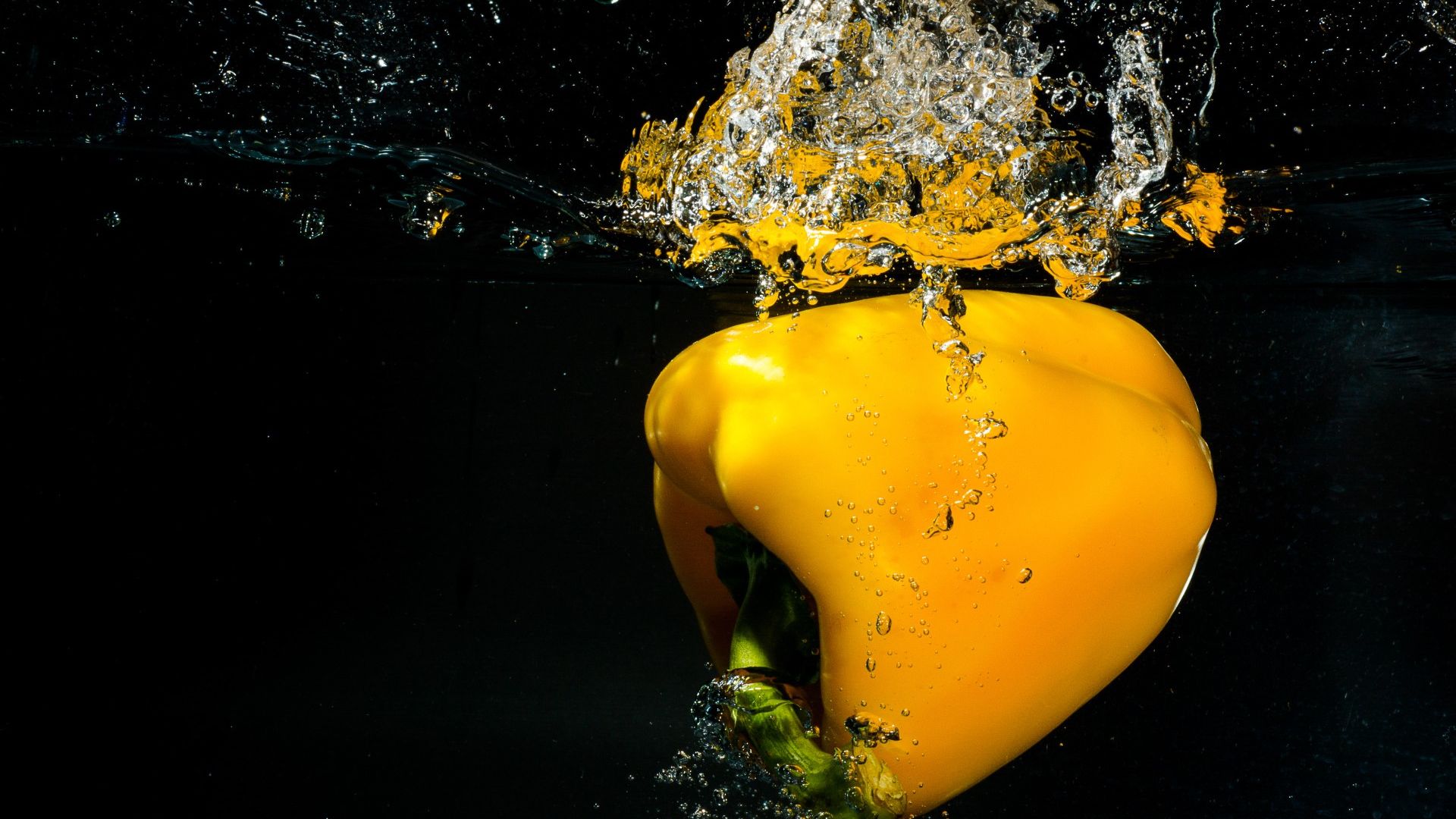 Wallpaper Bell pepper, Yellow Capsicum in water