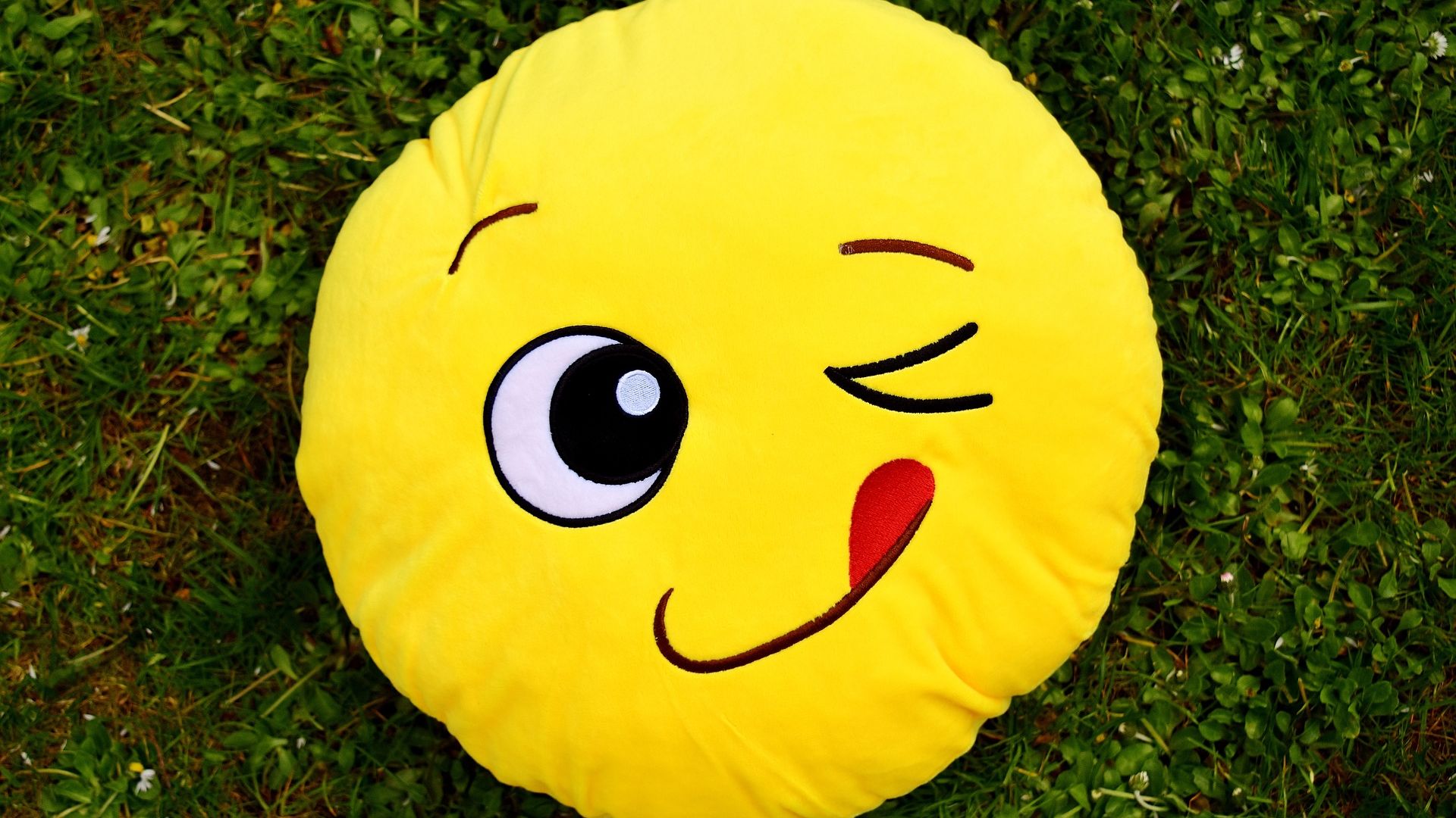Wallpaper Smiley, funny, wink, pillow, toys