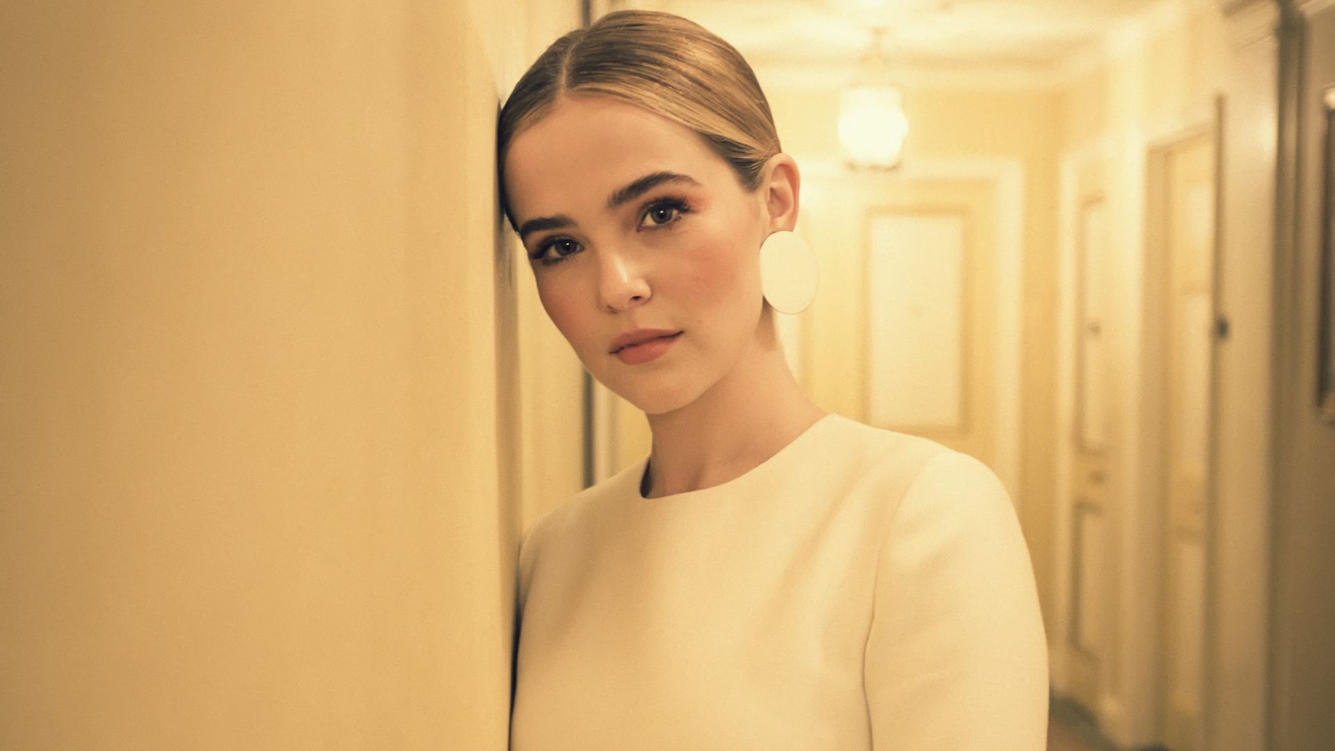 Wallpaper Zoey Deutch, leaning to wall, hotel