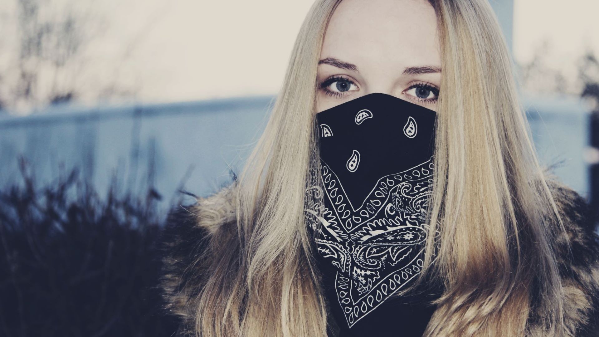 Wallpaper Girl with mask