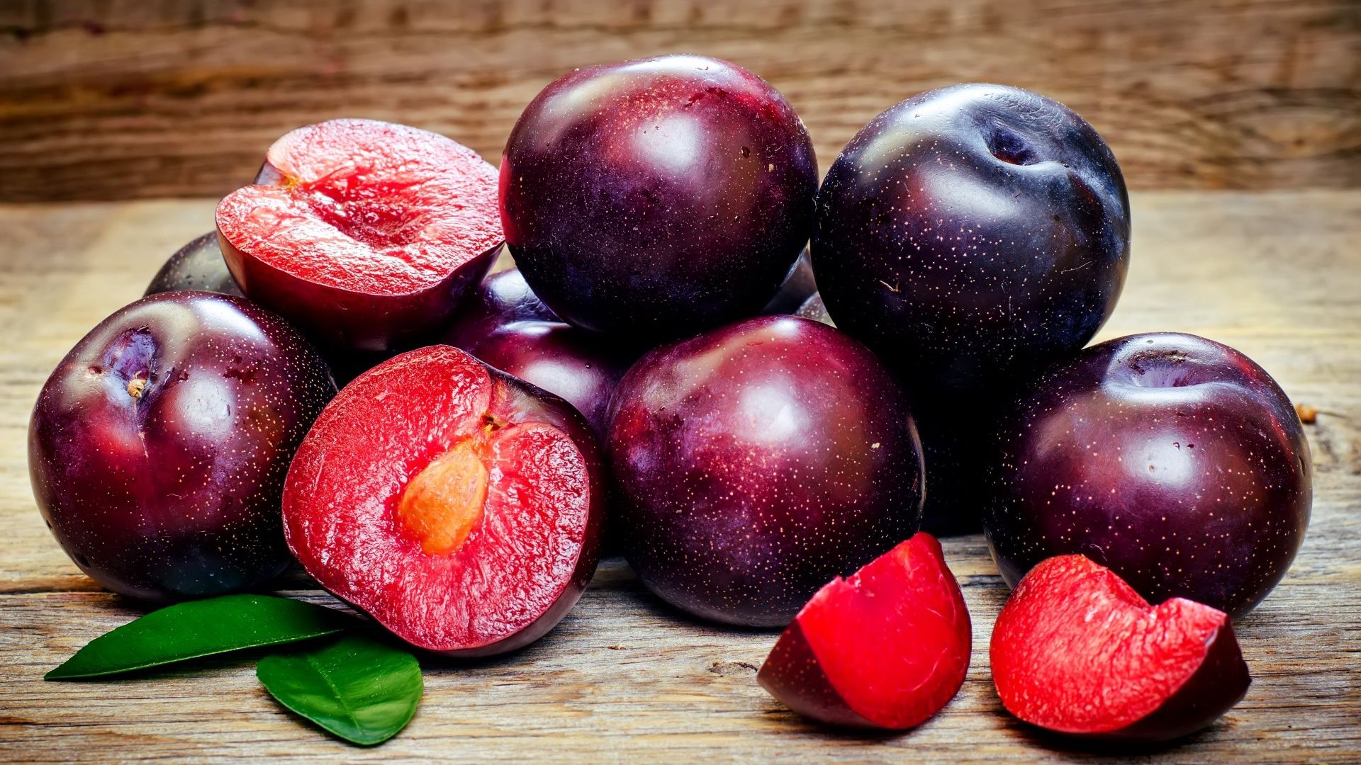 Wallpaper Plums, ripe, slices, fruits
