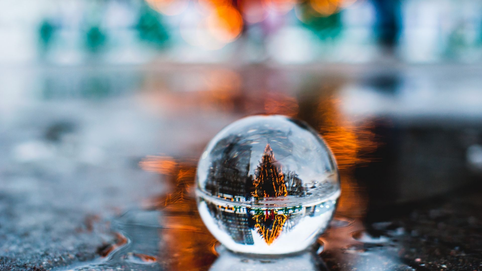 Wallpaper Christmas tree, crystal ball, reflections