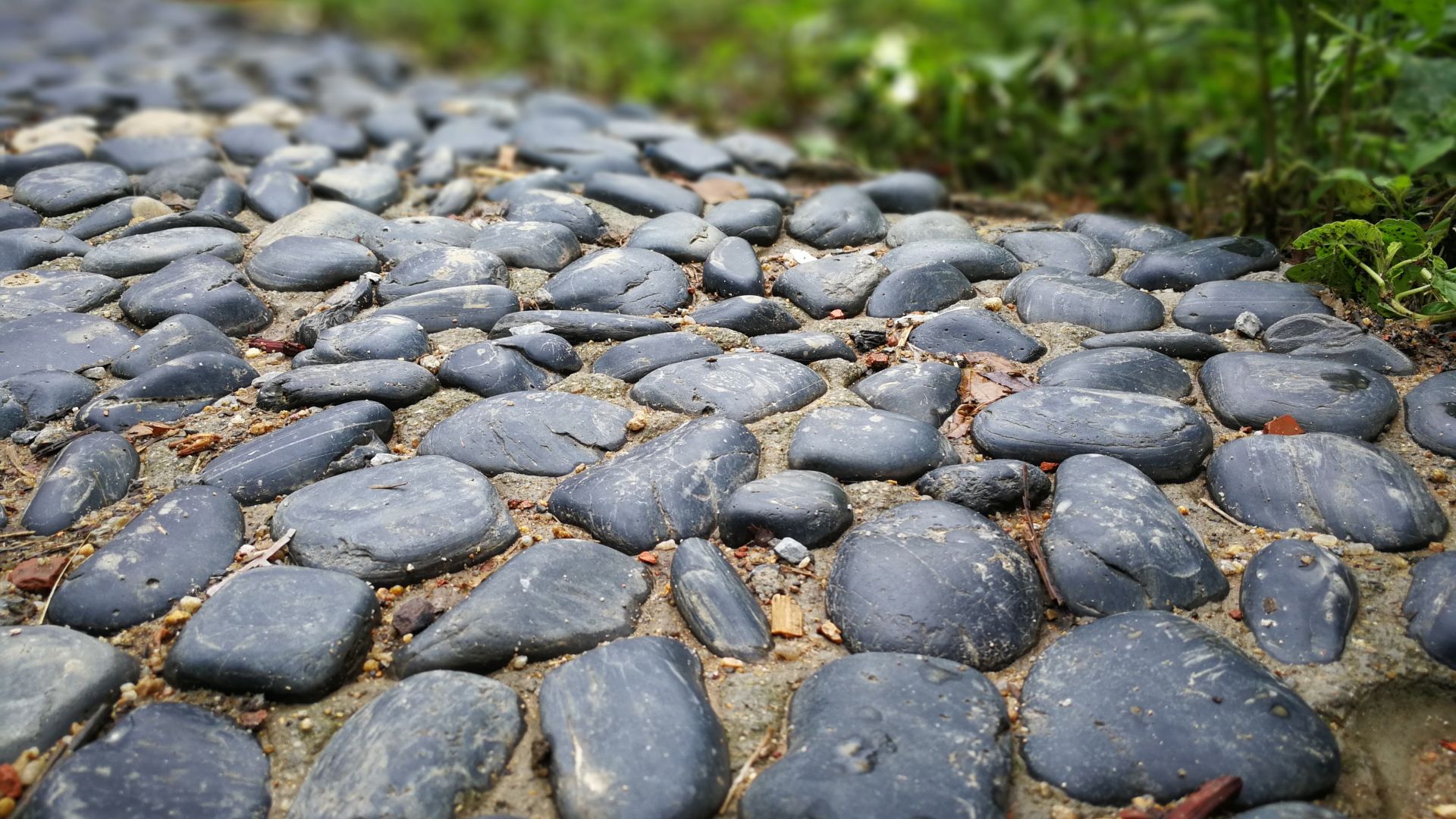 Wallpaper Black pebbles on way, rocks