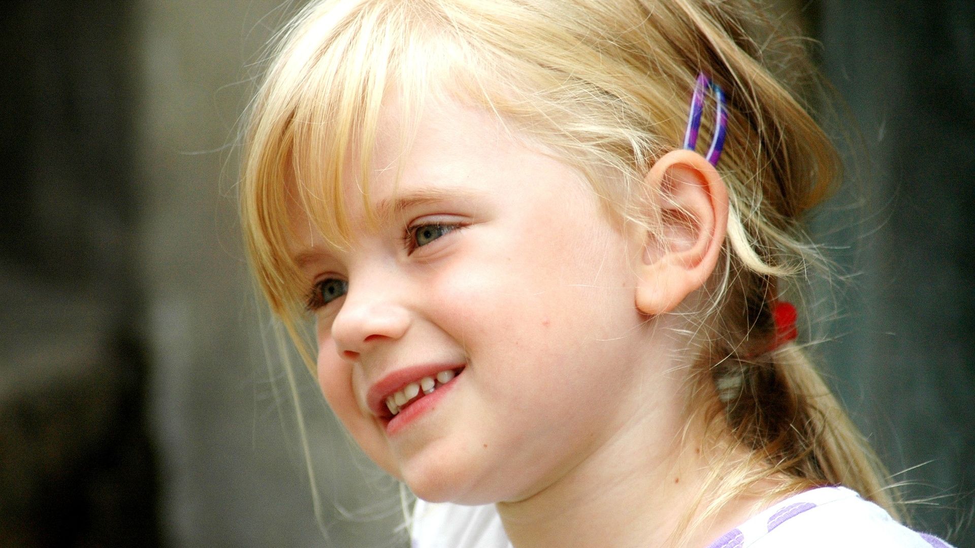 Wallpaper Cute baby girl's smiling face, blonde