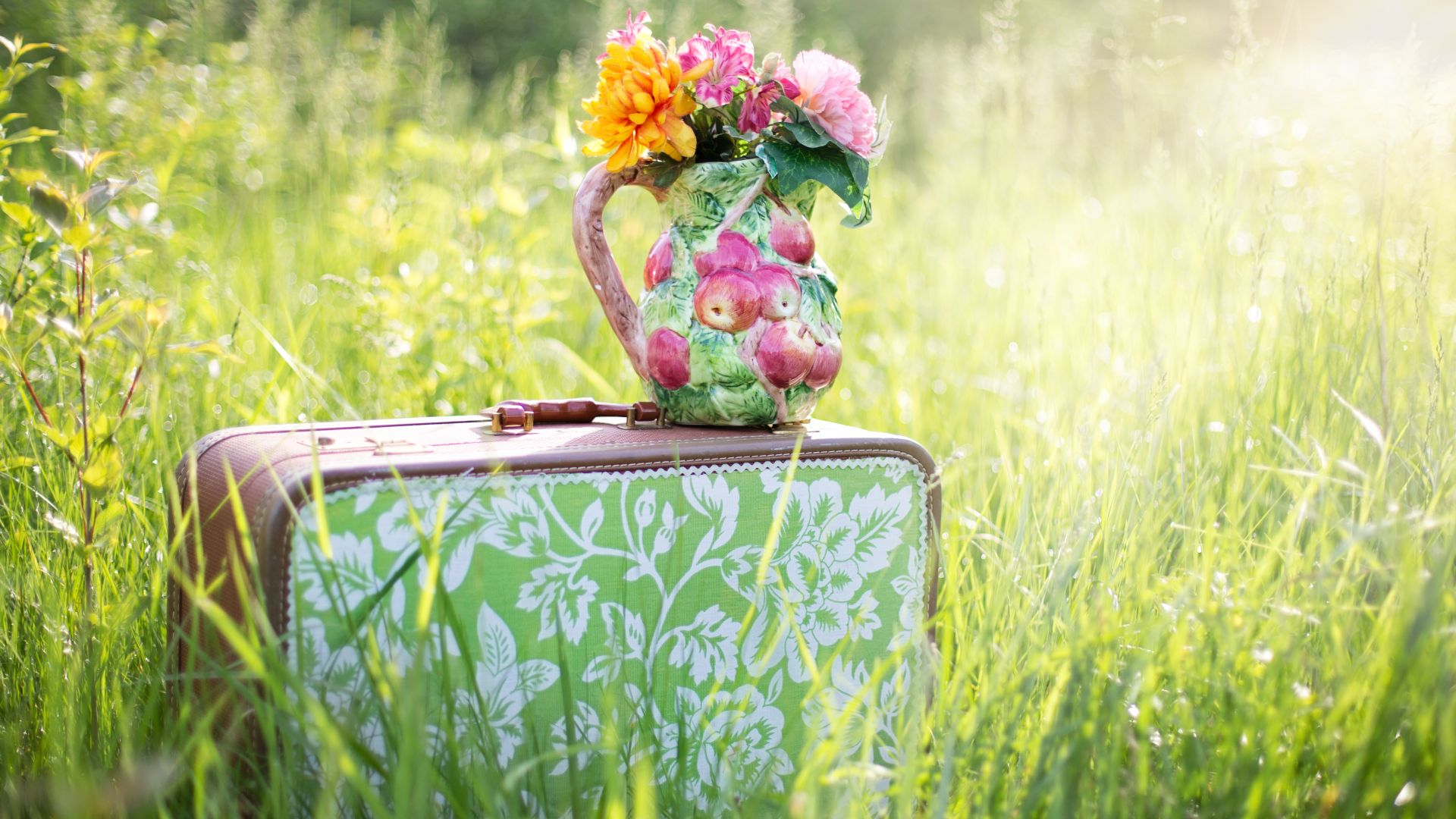 Wallpaper Bouquet, flowers, suitcase