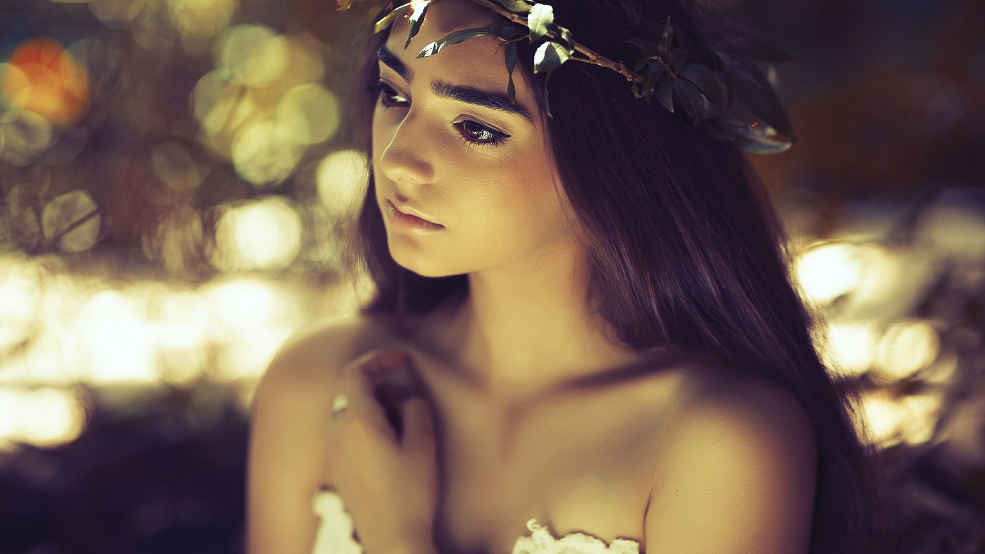 Wallpaper Girl model, leaves crown, outdoor, bare shoulder, bokeh