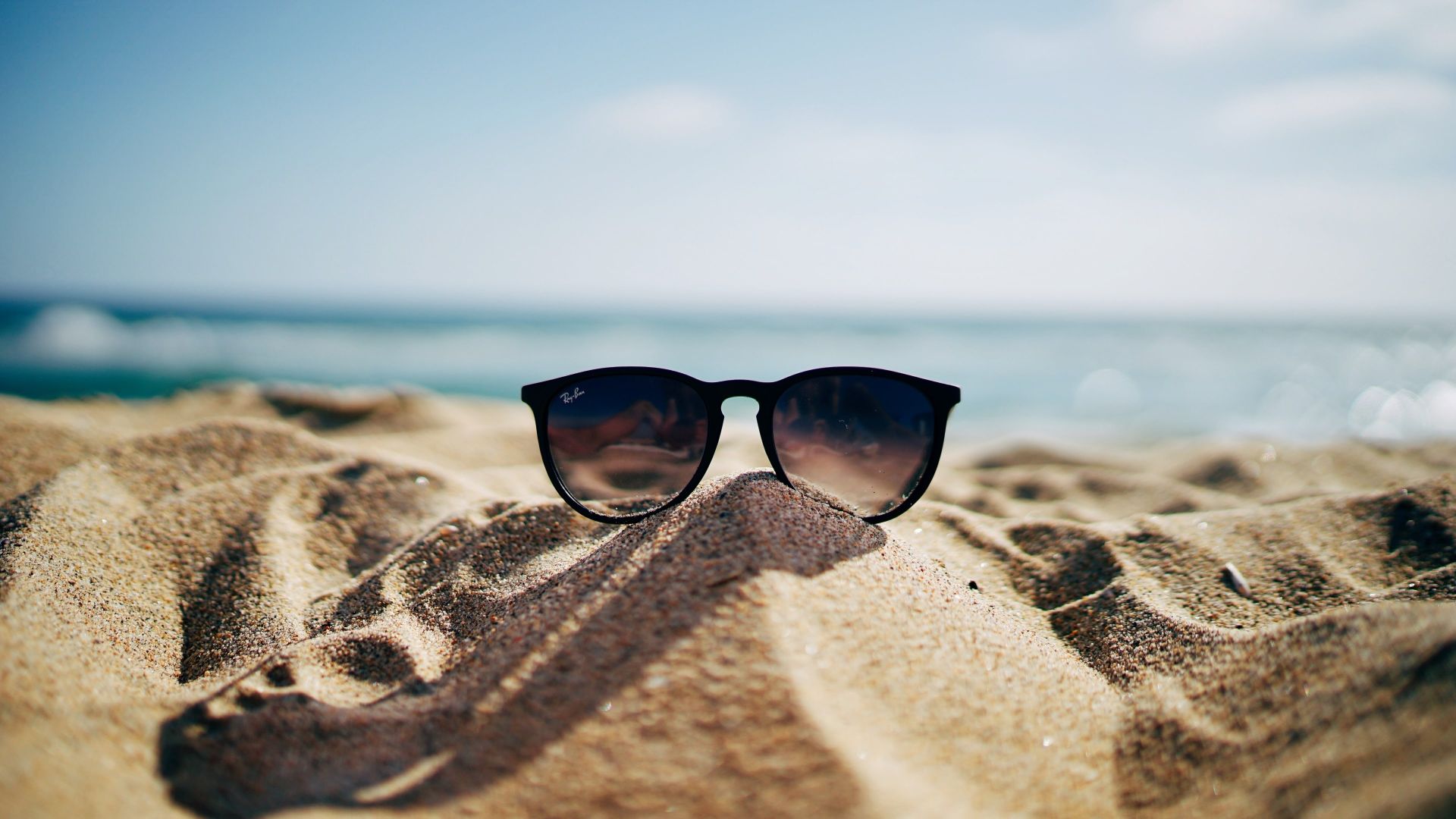Wallpaper Ray ban sunglasses on hot sand beach