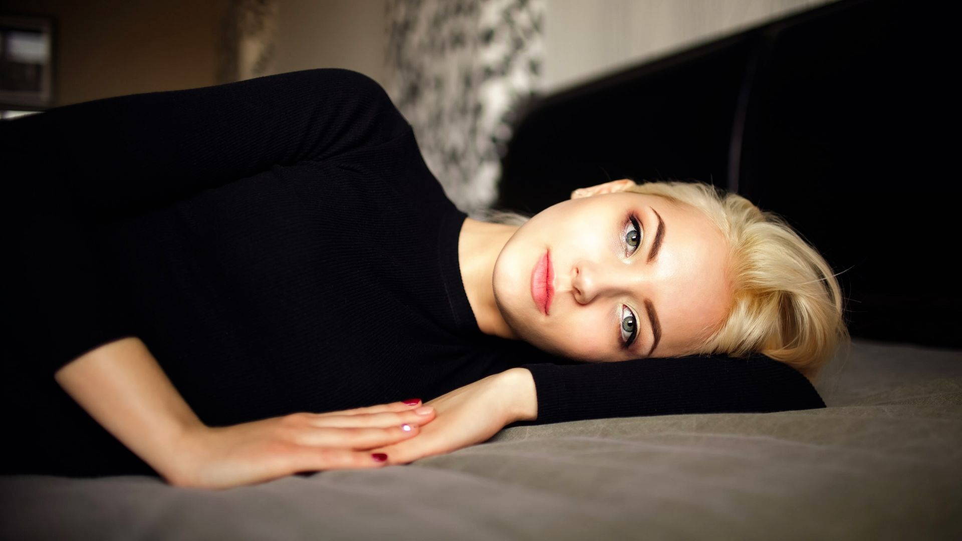 Wallpaper Blonde, model, lying in bed