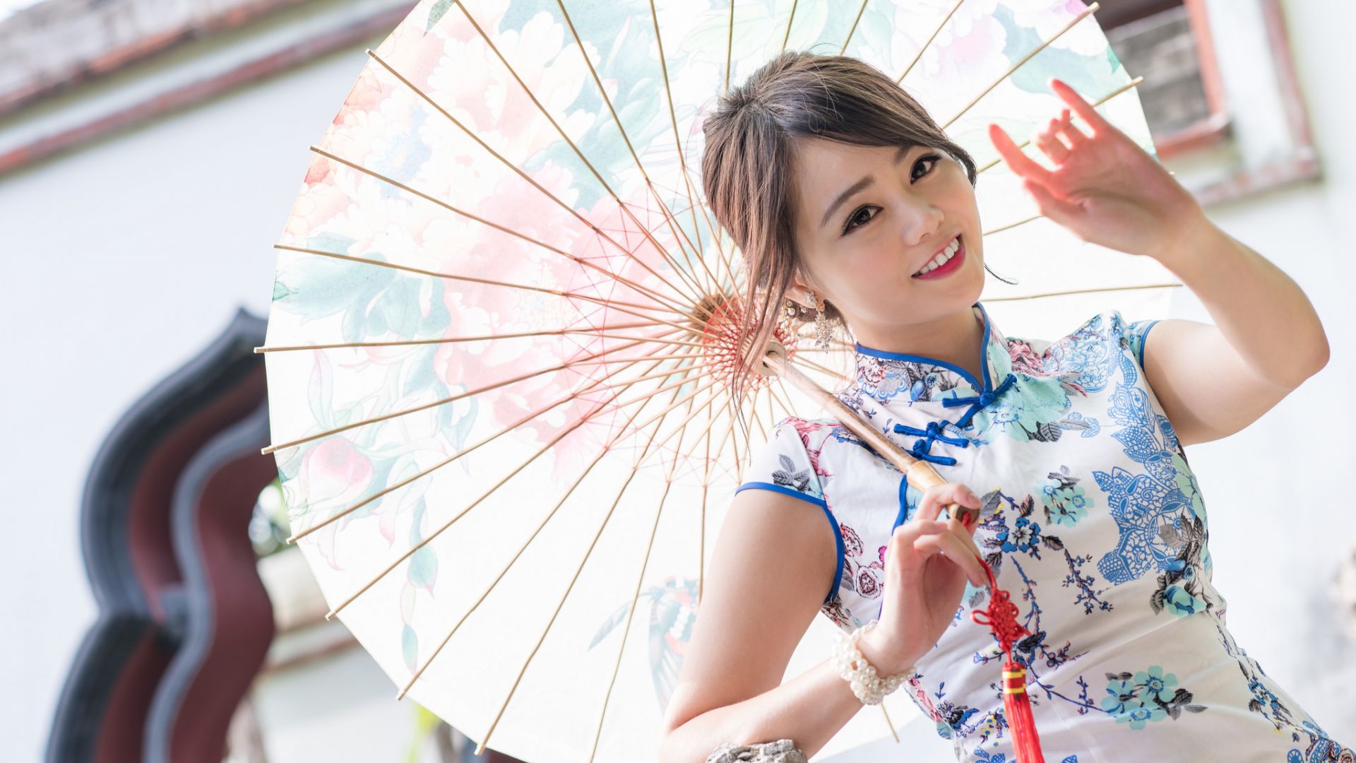 Wallpaper Asian model with umbrella