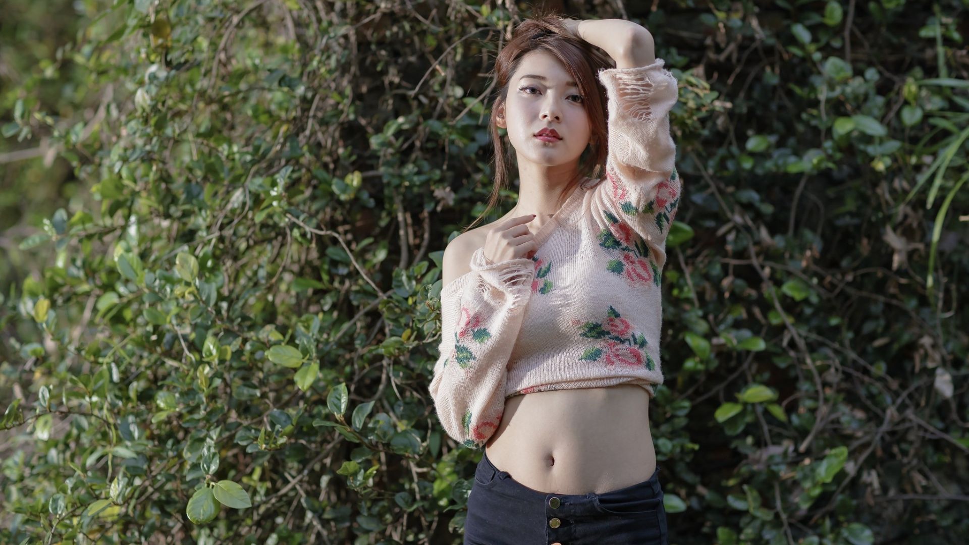 Wallpaper Asian model in garden, girl