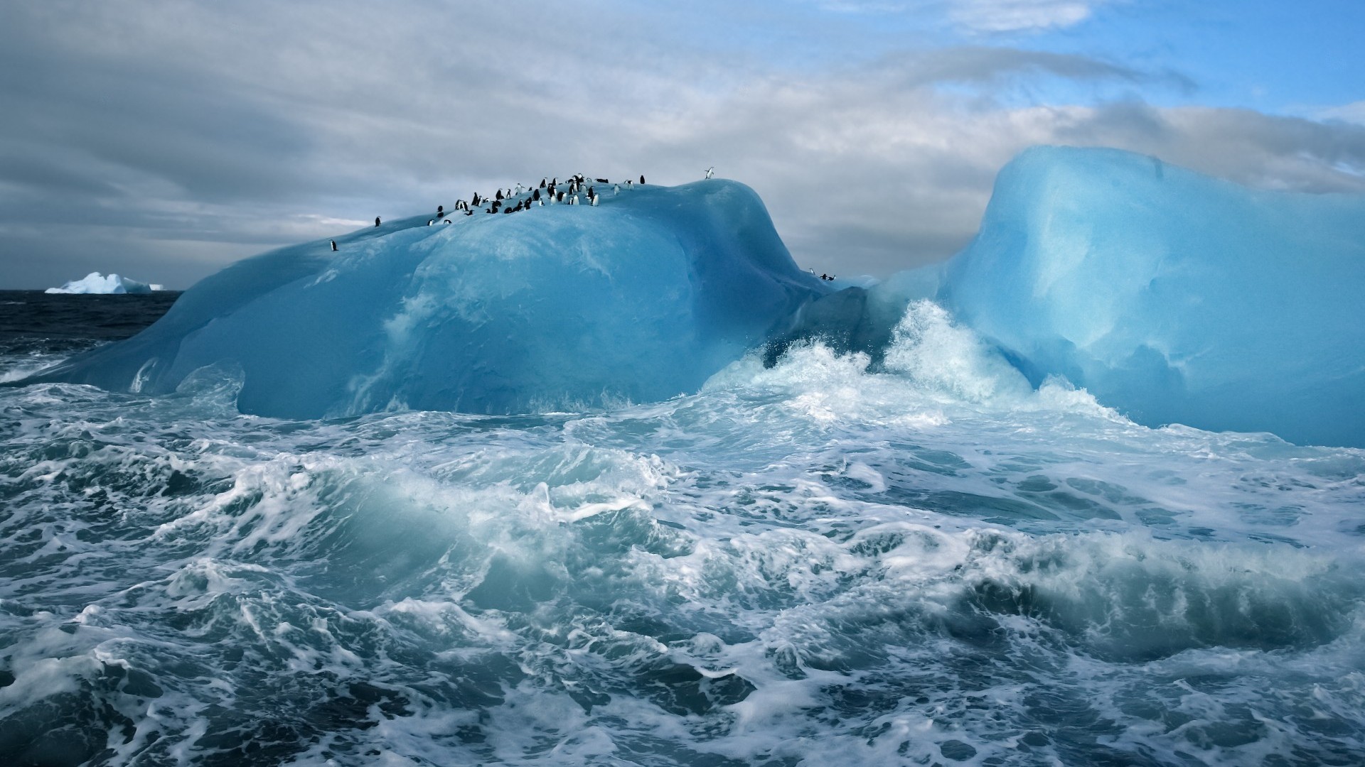 Wallpaper Iceberg and sea waves in arctic sea