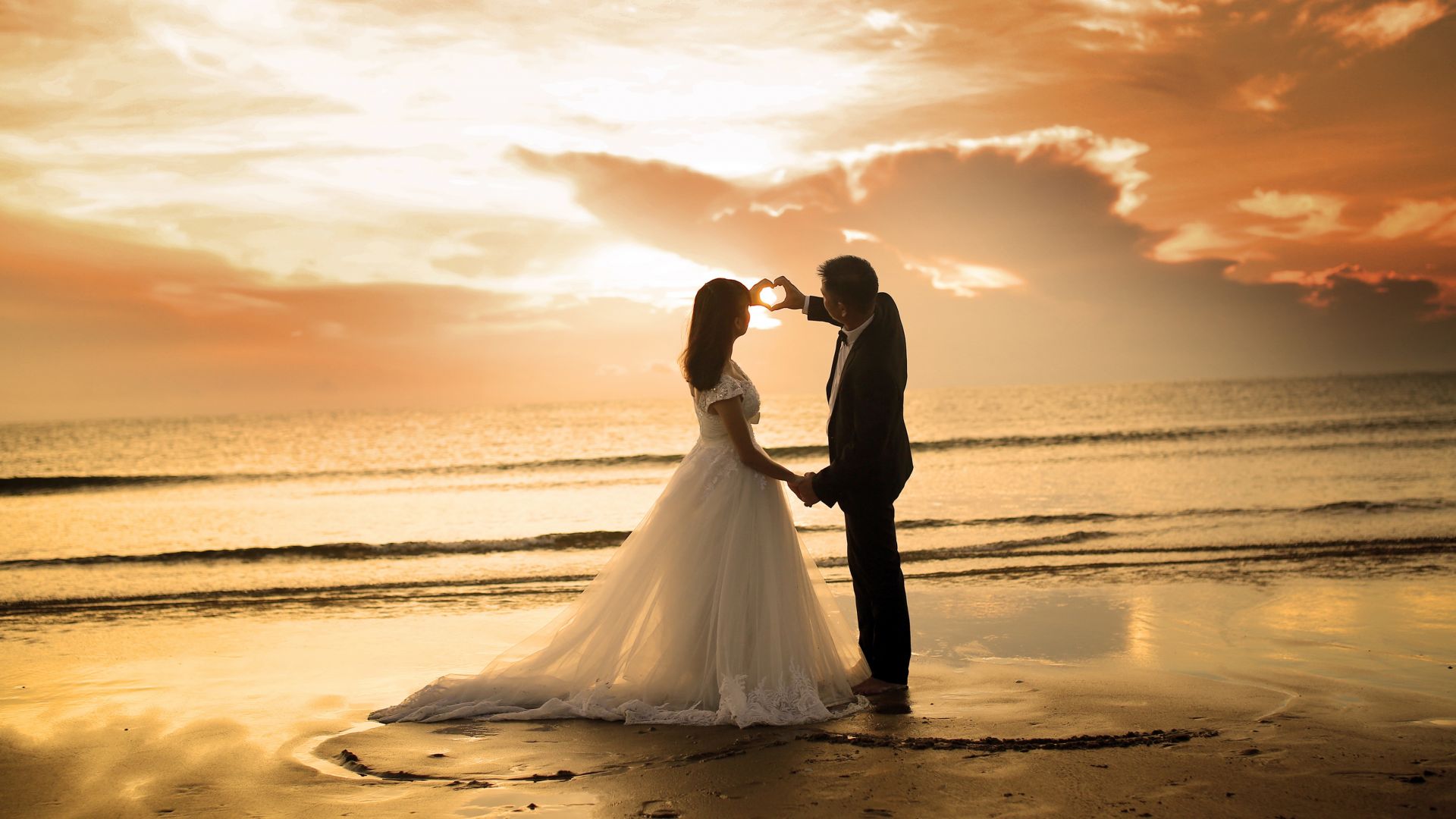 Desktop Wallpaper Couple At Beach Sunset Love Hd Image Picture