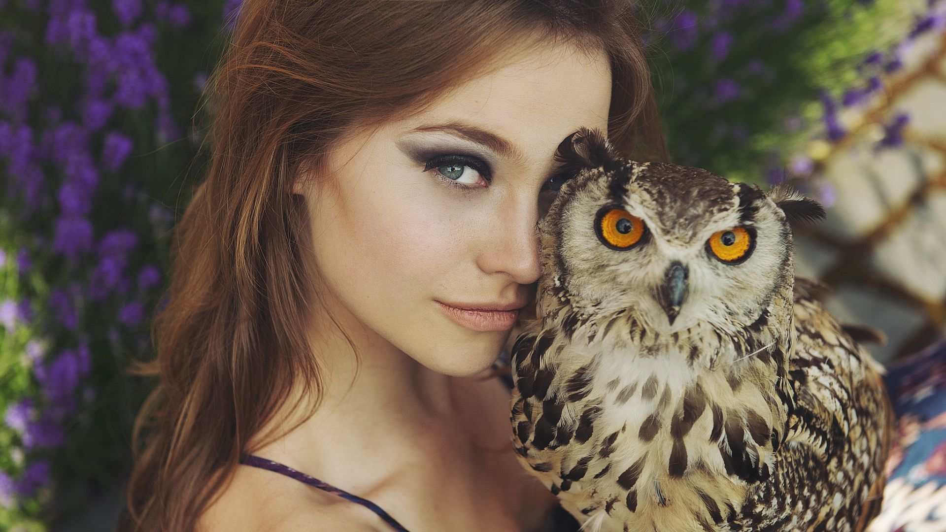 Wallpaper Brunette girl with owl bird