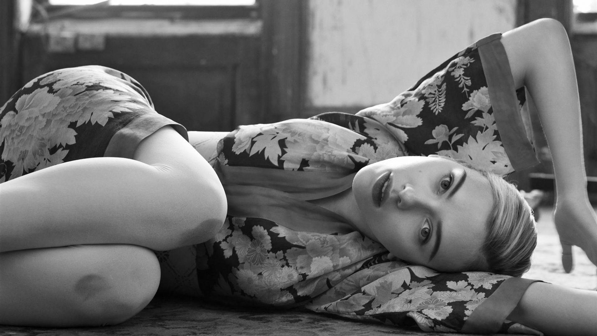 Wallpaper Scarlett Johansson, monochrome, lying down