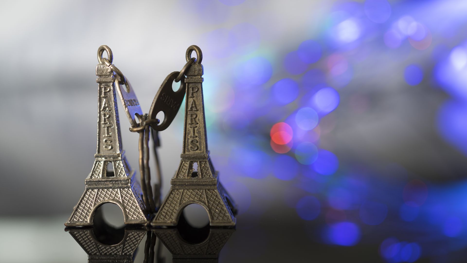 Wallpaper Eiffel tower keychain paris close up