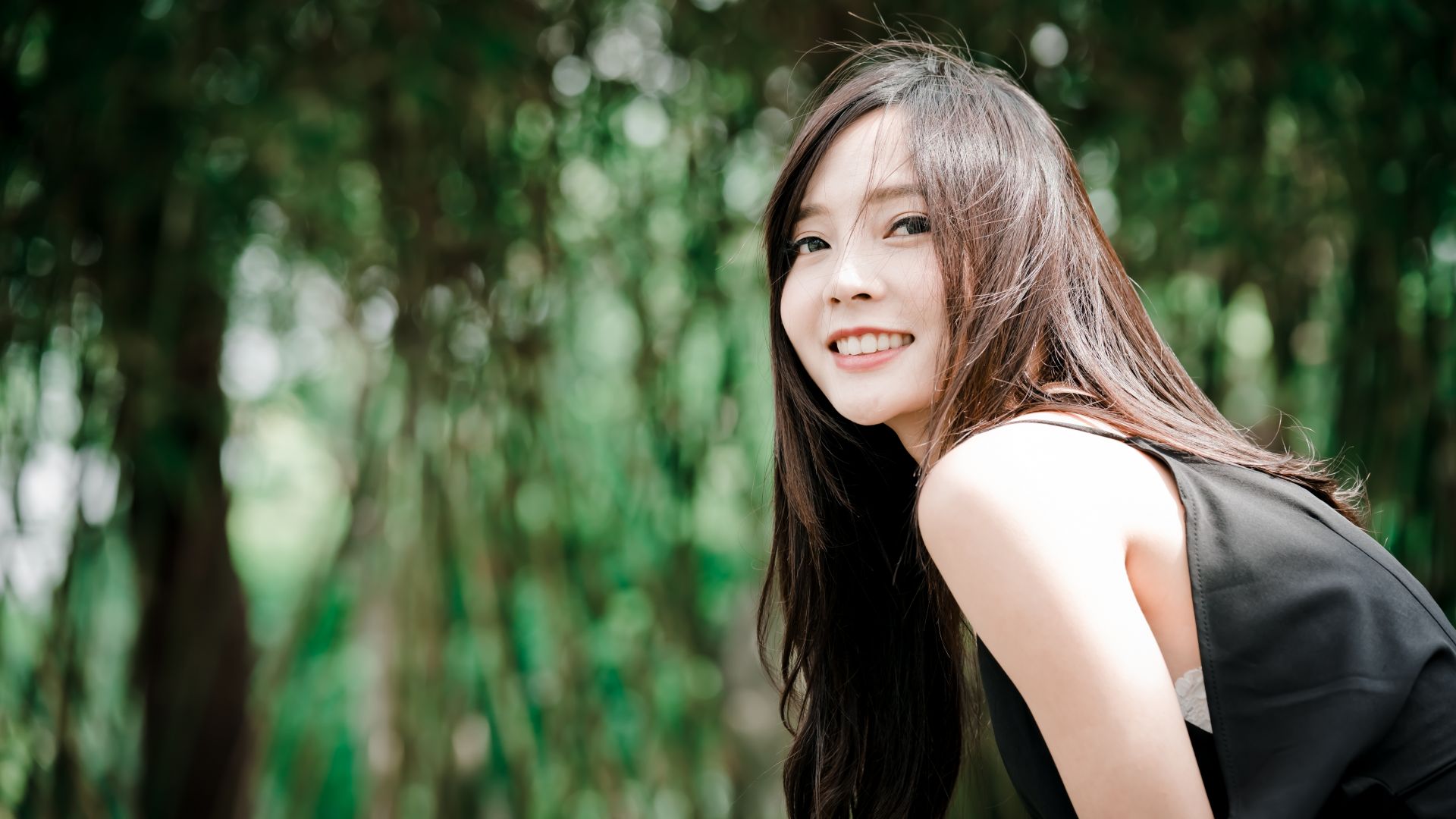 Wallpaper Asian model, smile, outdoor, bokeh