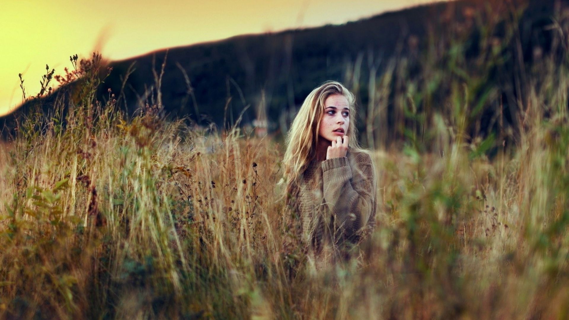 Wallpaper Meadow, curious girl, model