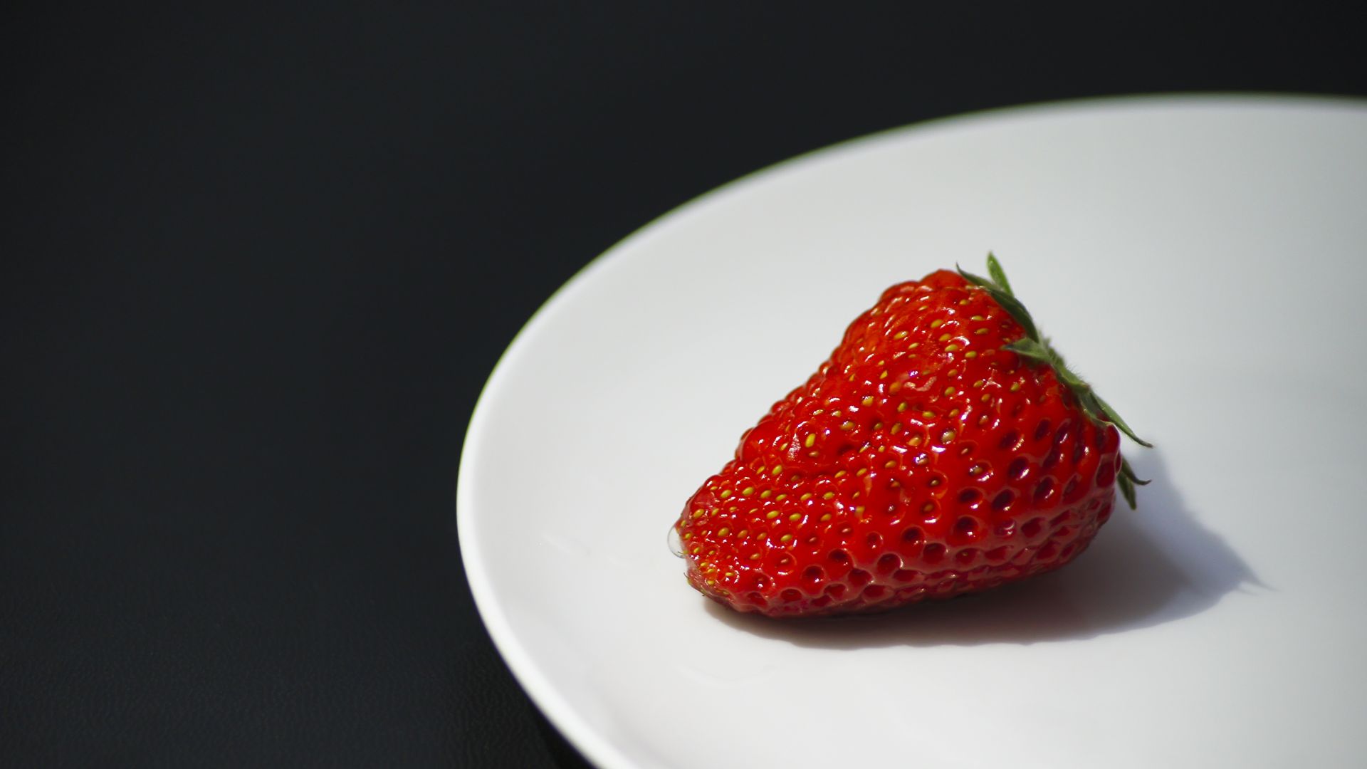Wallpaper Strawberry in plate 