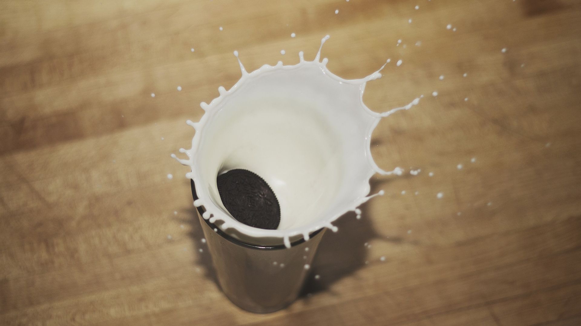 Wallpaper Milk splashes