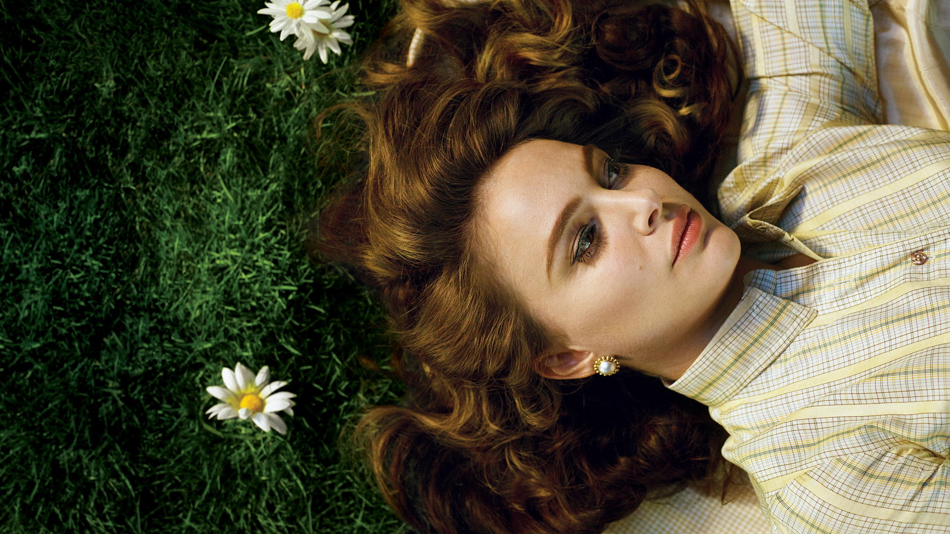 Wallpaper Natalie Portman, daisy flowers, lying down