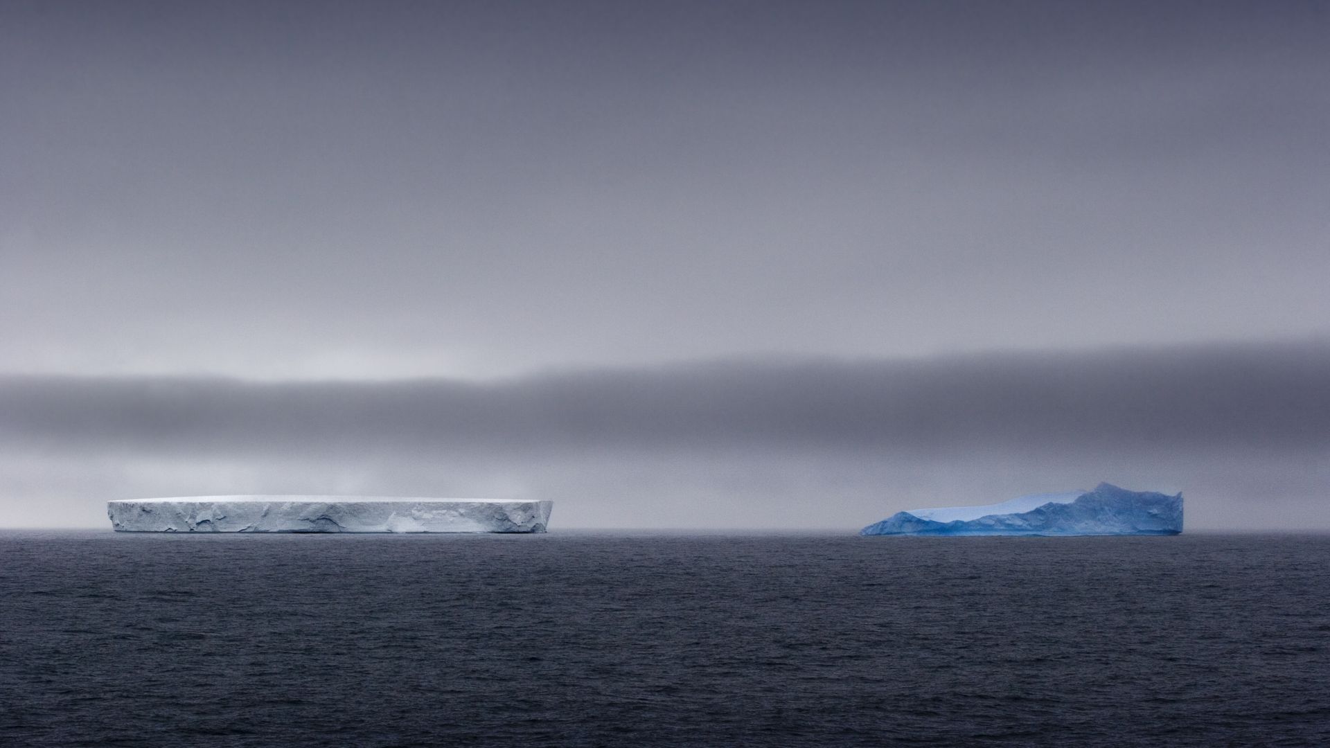 Wallpaper Icebergs in ocean