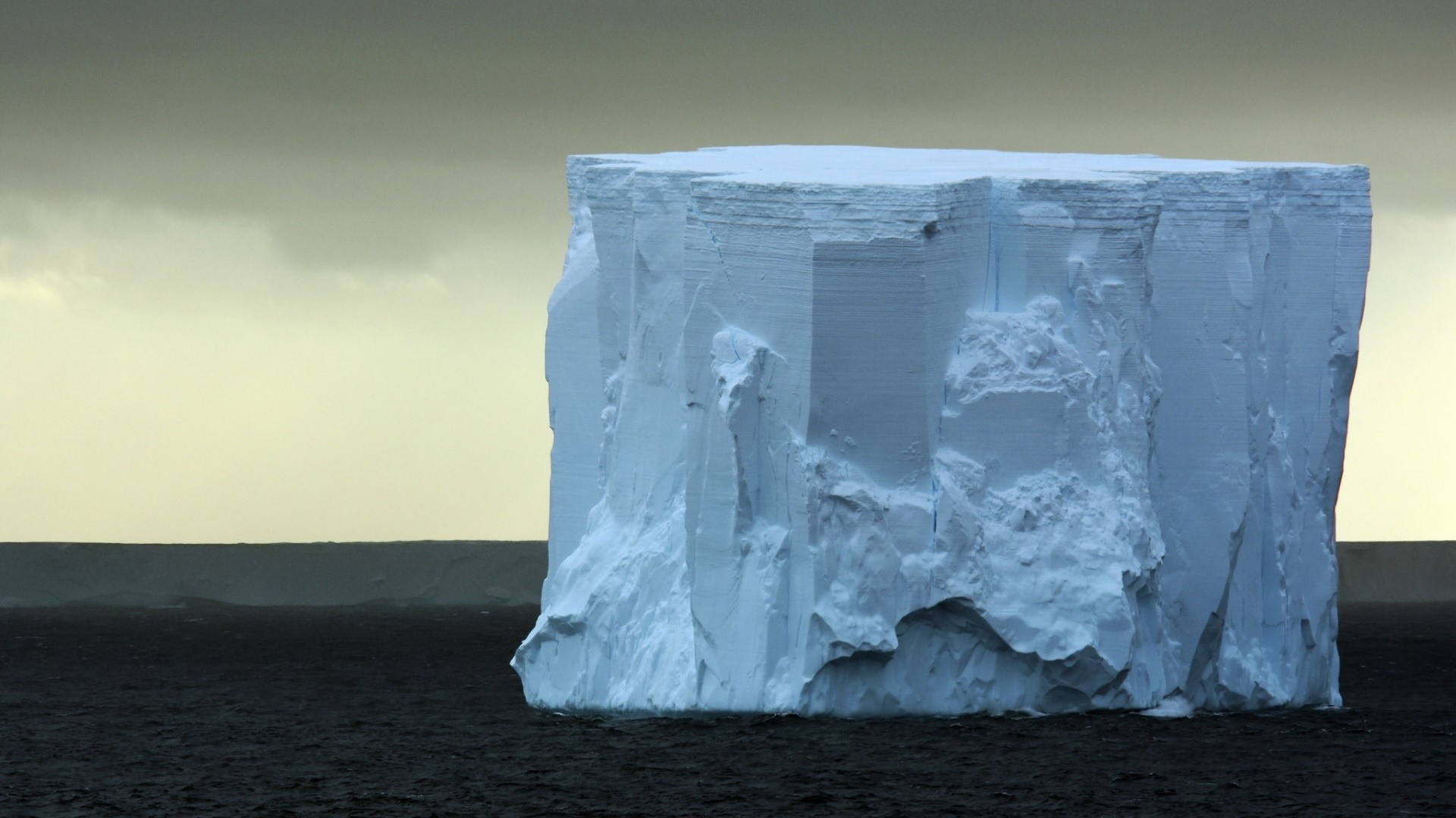 Wallpaper Iceberg of arctic sea