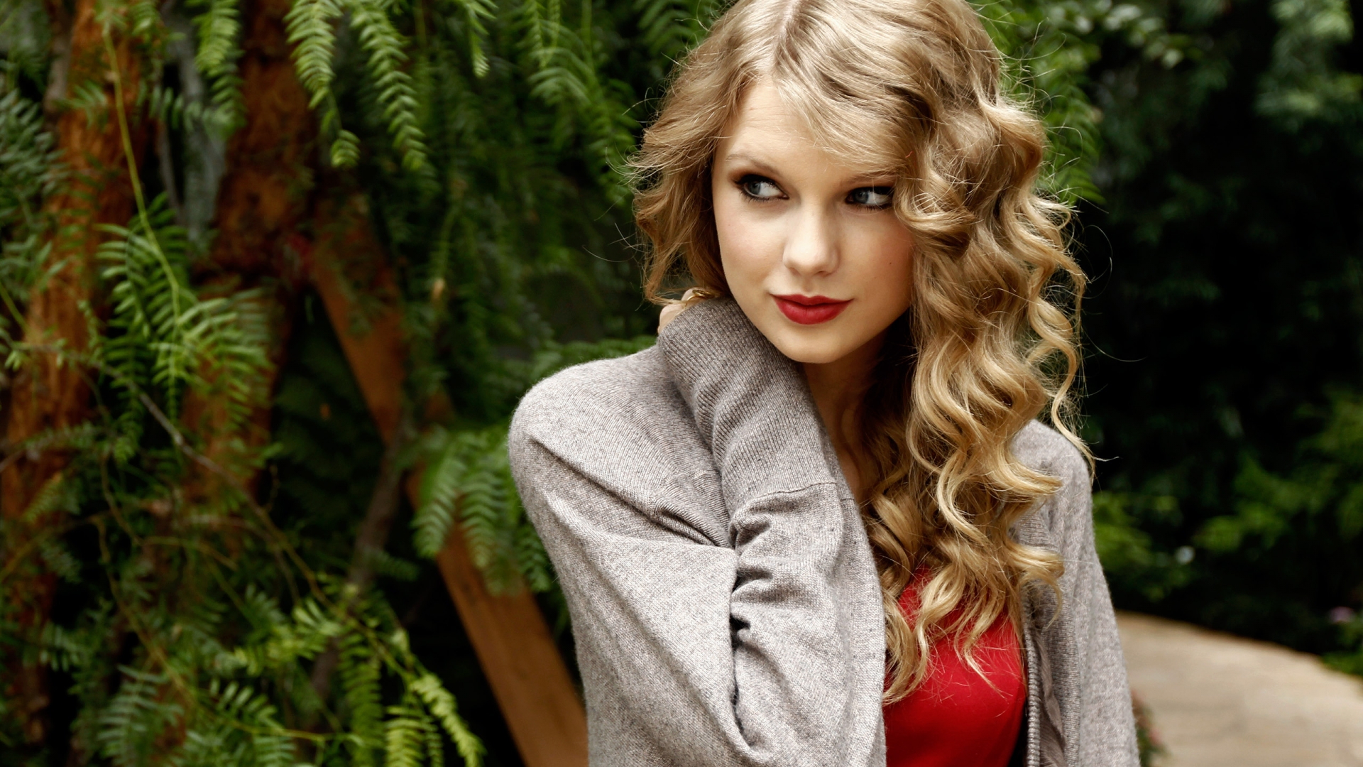 Wallpaper American Singer Taylor swift in garden, blonde hair