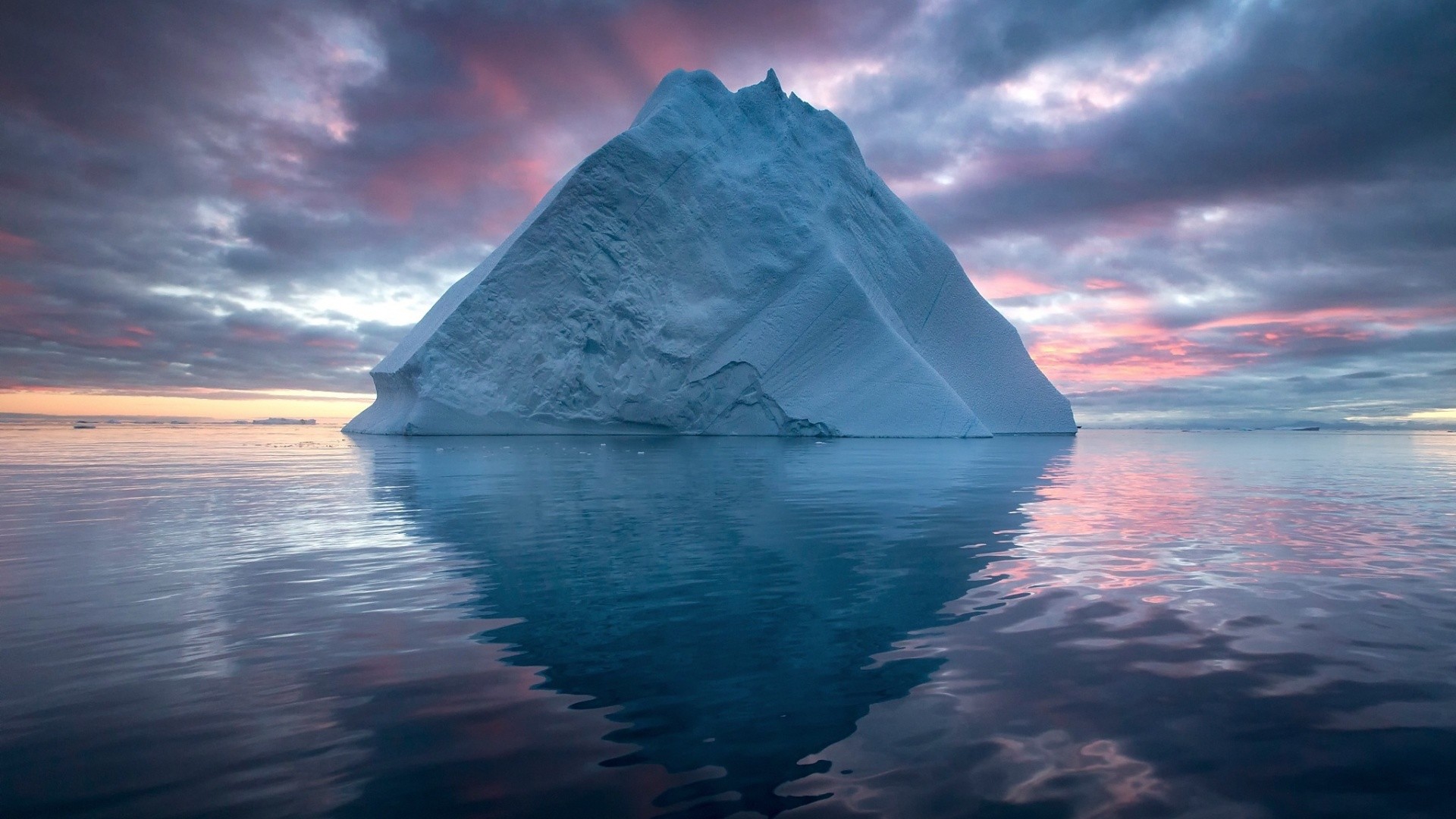 Wallpaper Iceberg in arctic sea 