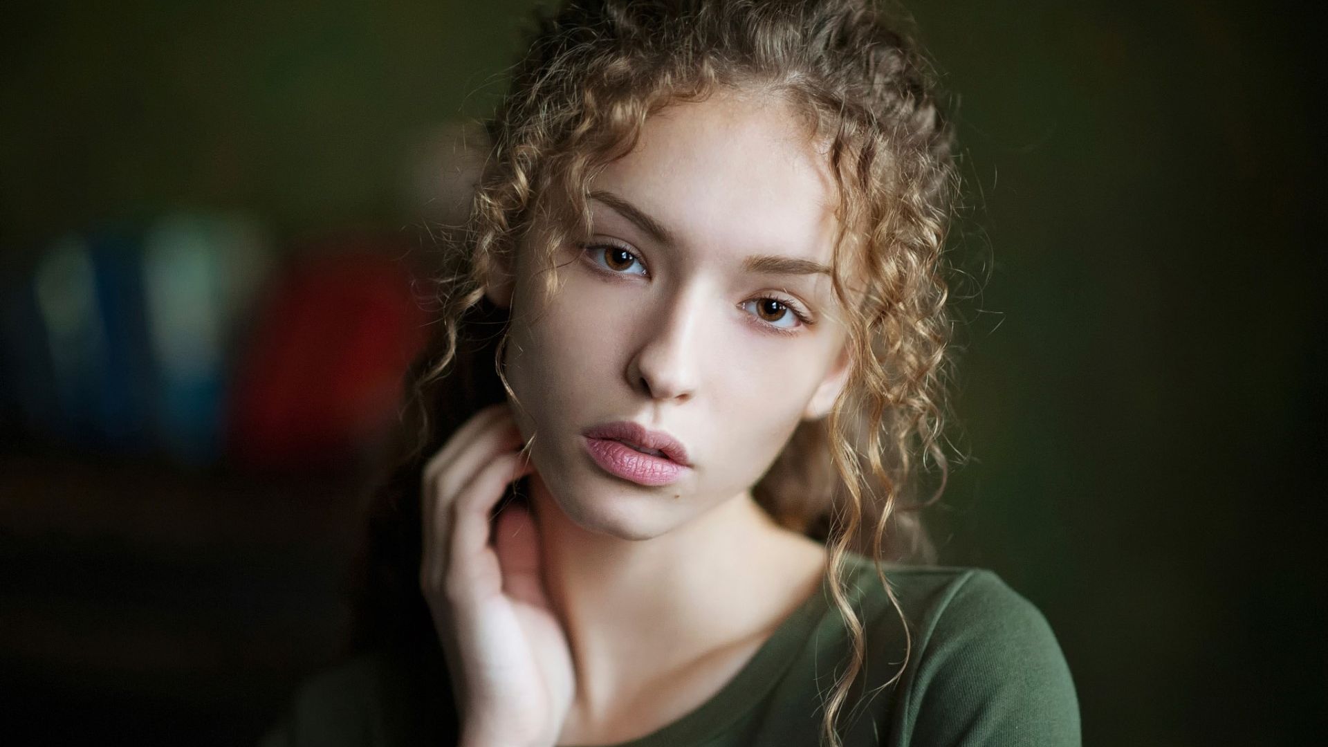 Wallpaper Curly hair cute girl model
