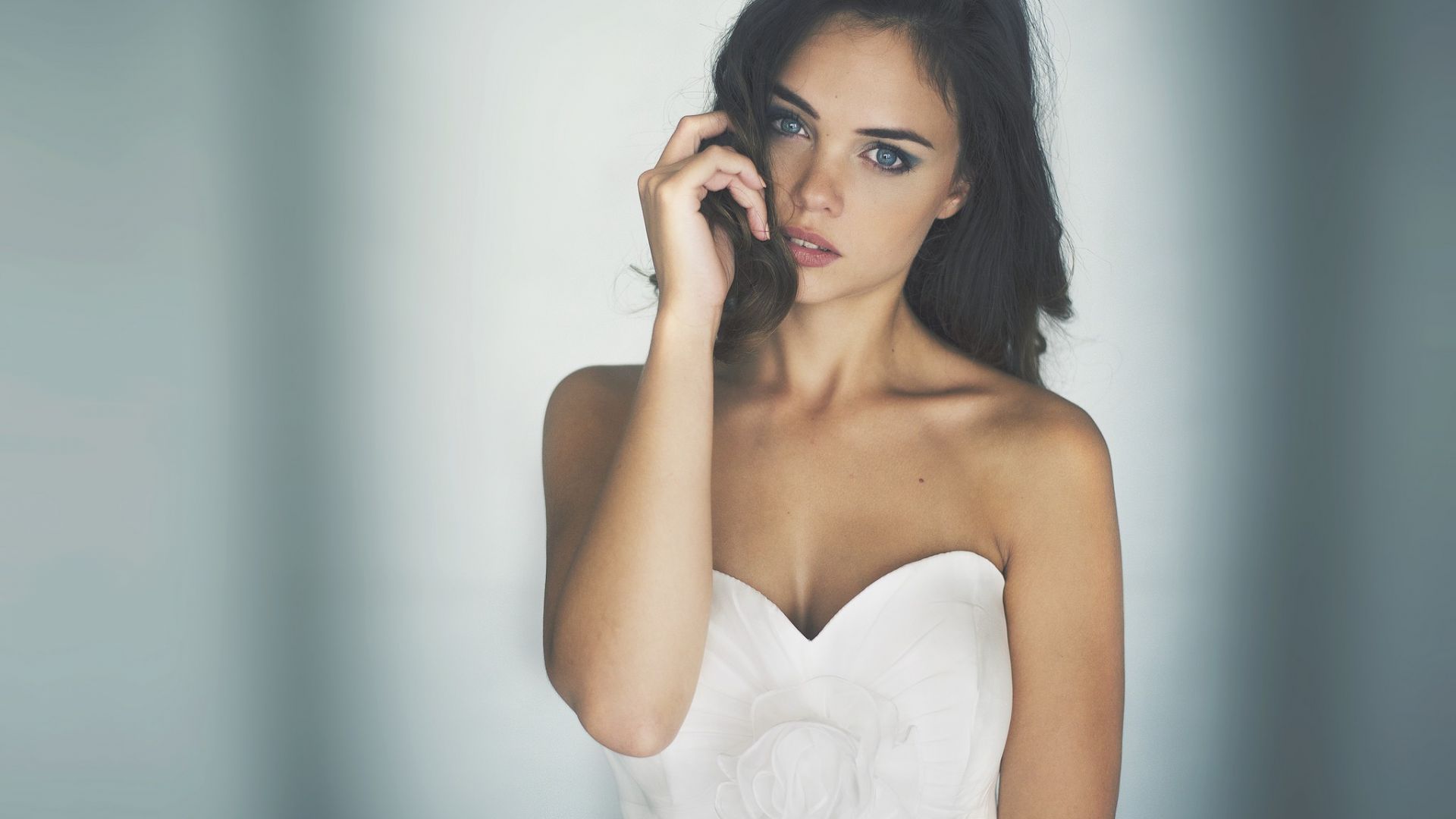 Wallpaper Brunette model in white dress