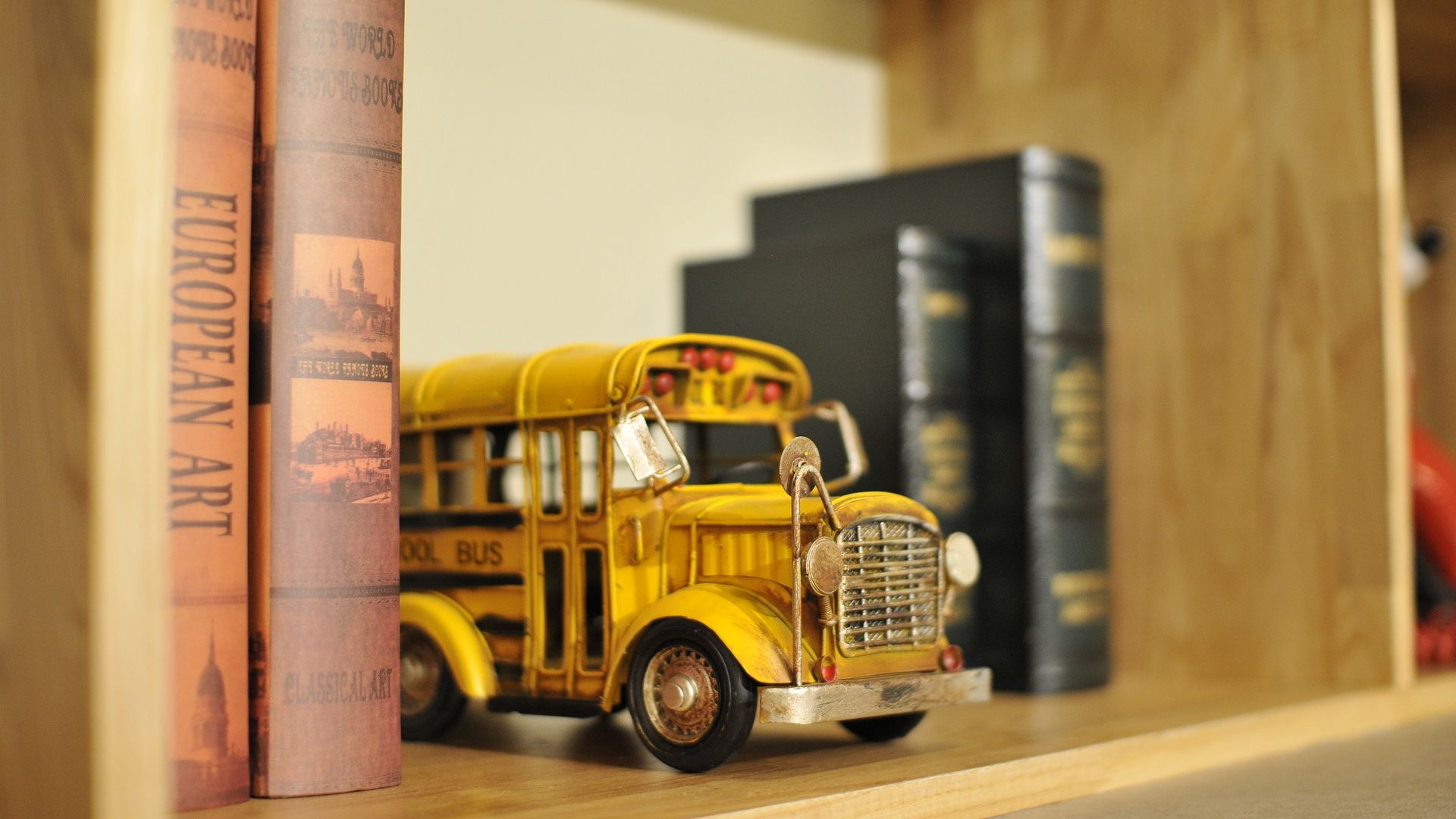 Wallpaper Toy, school bus, books