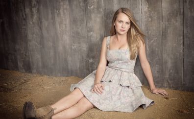 Britt robertson, leaning to wall, 2017