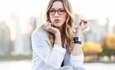 Katie Cassidy, American celebrity, blonde, glasses