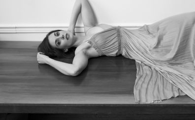 Alison Brie, lying down, monochrome, 5k