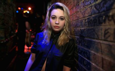 Bea Miller, singer, blonde, leaning to wall