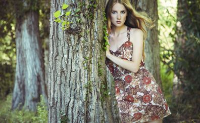Leaning to tree, girl model, blue eyes, outdoor