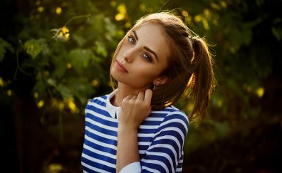 Blue stripes t-shirt, brunette, girl model