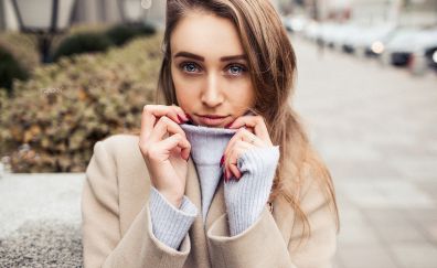 Red nails, brunette, girl model