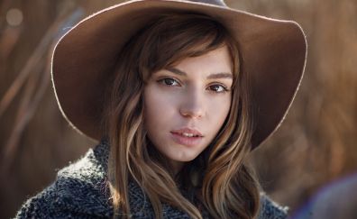 Brunette girl with hat