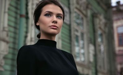 Green eyes, girl, black t-shirt