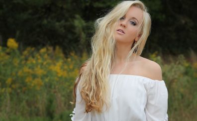 Blonde singer, outdoor, Lindee Link
