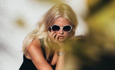 Becca Hiller, fashion model, sunglasses