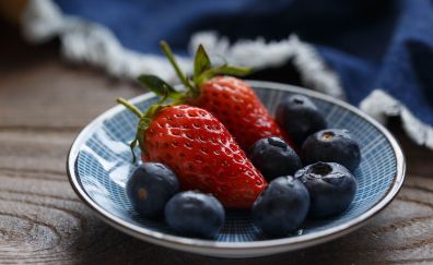 Strawberry, blueberry in plate