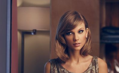 Amazed, beautiful singer, Taylor Swift